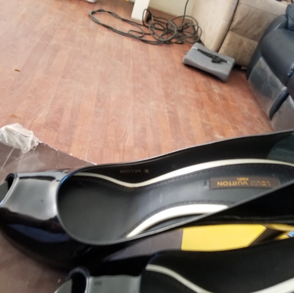 Louis Vuitton - Eyeline Open Toe Pump 8.5US Never - Picture 3 of 4